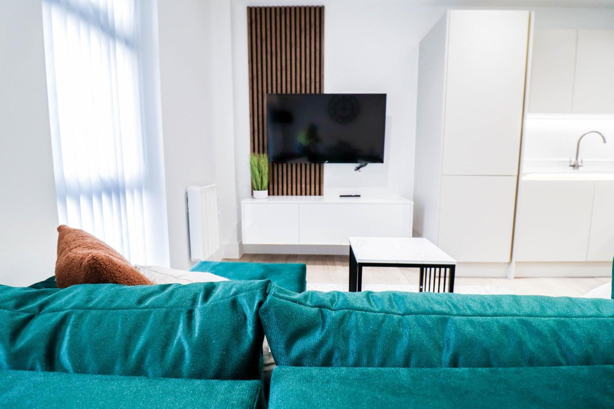 Modern 1-Bed Apartment In Buckinghamshire With Free Wifi, Parking & Garden High Wycombe Luaran gambar